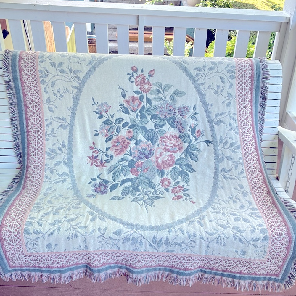 Beautiful Vintage Floral Throw Blanket